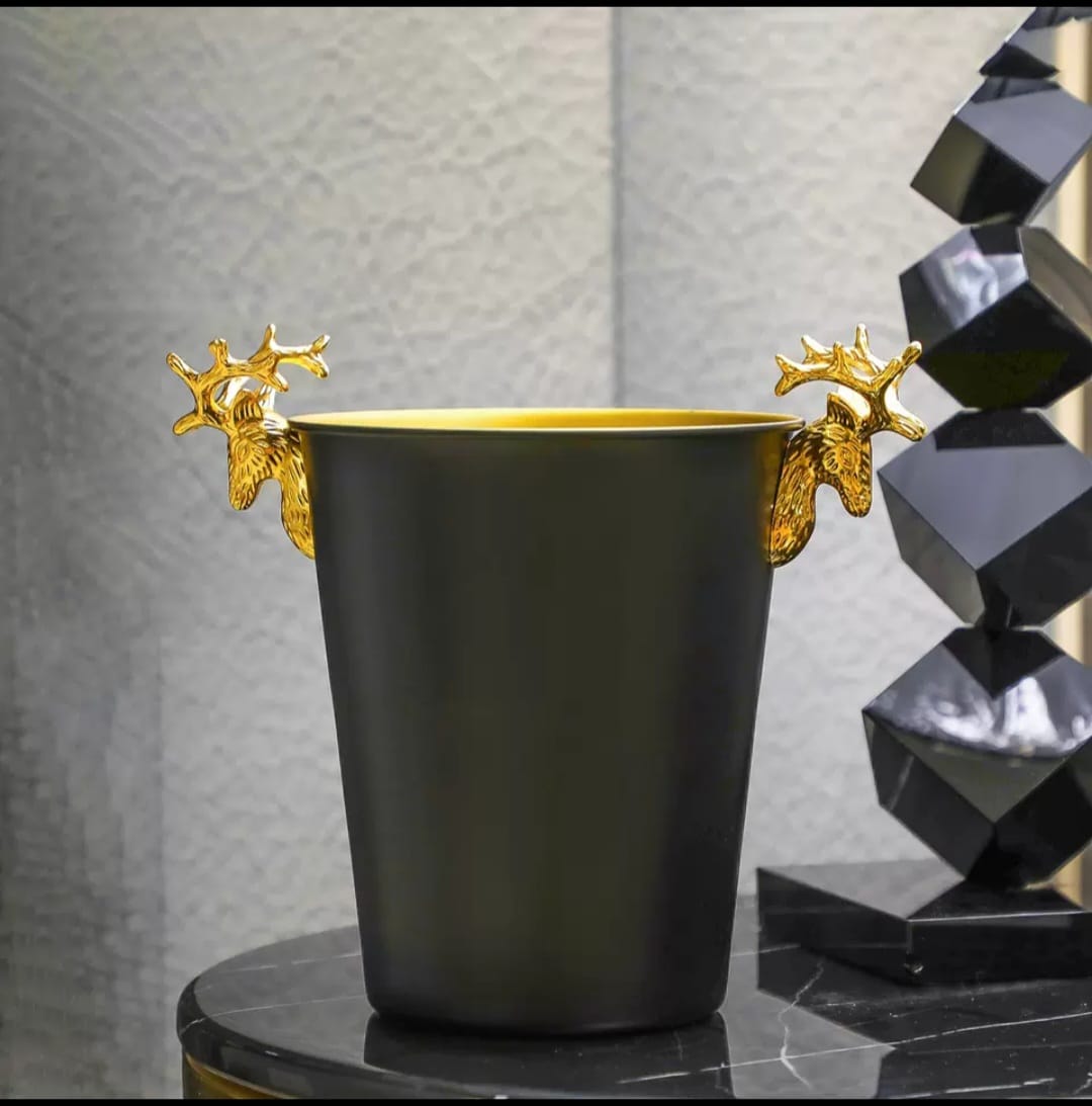 دلو ثلج على الطراز الأوروبي باللون الأسود